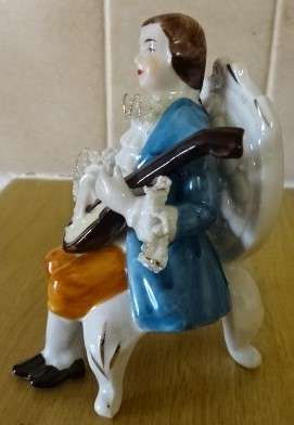 VINTAGE RARE VICTORIAN MALE FIGURINE PLAYING A MUSICAL INSTRUMENT (JAPAN? -HEIGHTT 11 CM)