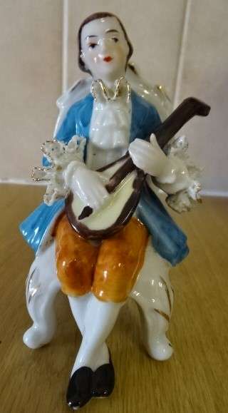 VINTAGE RARE VICTORIAN MALE FIGURINE PLAYING A MUSICAL INSTRUMENT (JAPAN? -HEIGHTT 11 CM)