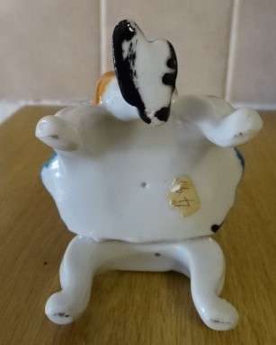 VINTAGE RARE VICTORIAN MALE FIGURINE PLAYING A MUSICAL INSTRUMENT (JAPAN? -HEIGHTT 11 CM)