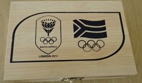 SOUTH AFRICAN LONDON OLYMPICS WOODEN BOX WITH BAR ACCESSORIES 2012 (9,5 CM X 14 CM X 3,5 CM)