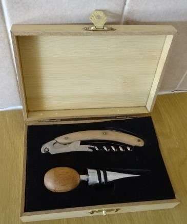 SOUTH AFRICAN LONDON OLYMPICS WOODEN BOX WITH BAR ACCESSORIES 2012 (9,5 CM X 14 CM X 3,5 CM)