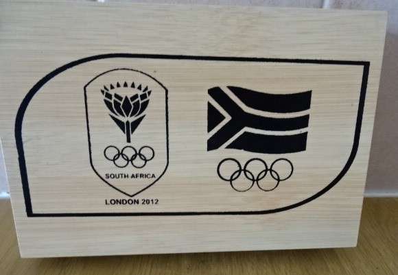 SOUTH AFRICAN LONDON OLYMPICS WOODEN BOX WITH BAR ACCESSORIES 2012 (9,5 CM X 14 CM X 3,5 CM)