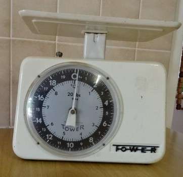 VINTAGE 1960'S TOWER KITCHEN SCALE (HEIGHT 20CM X 12 CM)
