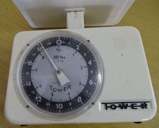 VINTAGE 1960'S TOWER KITCHEN SCALE (HEIGHT 20CM X 12 CM)