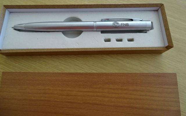 TWO COLLECTABLE PEN SETS - PARKER AND FNB