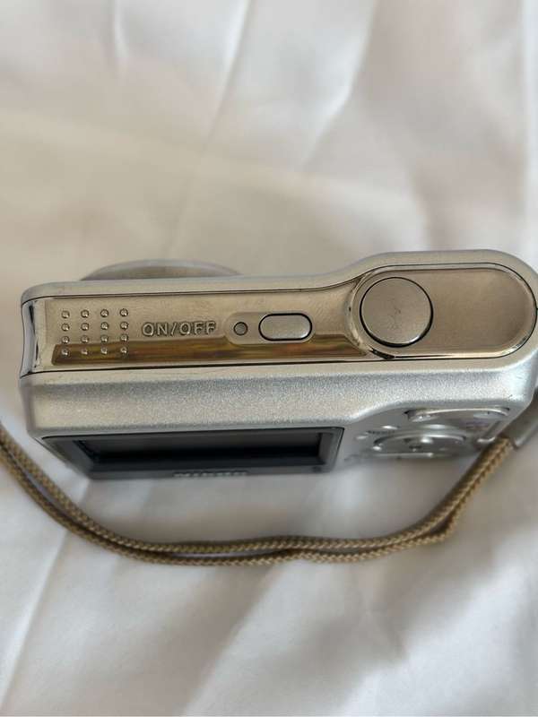 Nikon Coolpix L4, Camera bag, Memory Card M, Two Batteries
