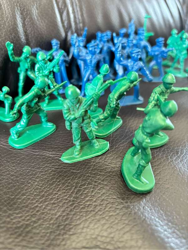 Toy Soldiers Plastic Vintage Blue 16 and Green 17