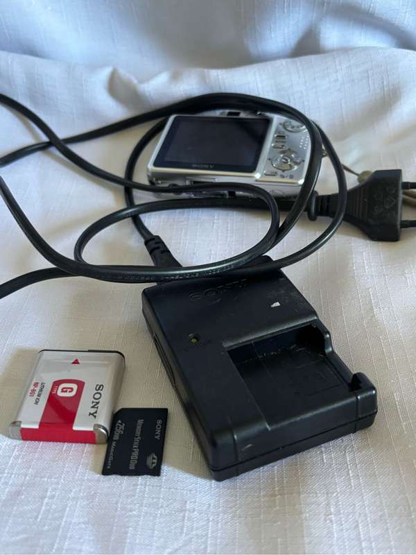 Sony Cybershot DSC-W50 Compact Digital Camera, Charger, Memory Card