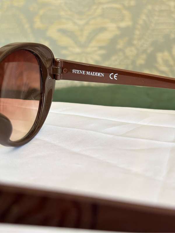 Steve Madden Sunglasses Brown PDSML1203-B S5355 BRN light scratches inside lense