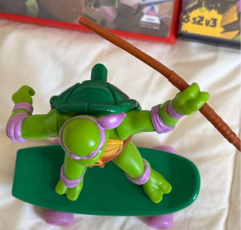 Teenage Mutant Ninja Turtles Donatello on Skateboard 20cm x 7cm and 3 DVDs