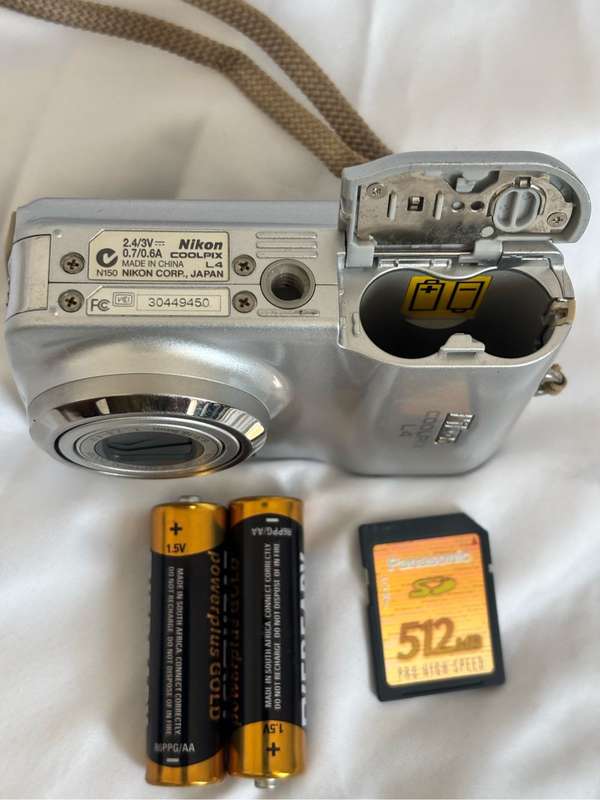 Nikon Coolpix L4, Camera bag, Memory Card M, Two Batteries