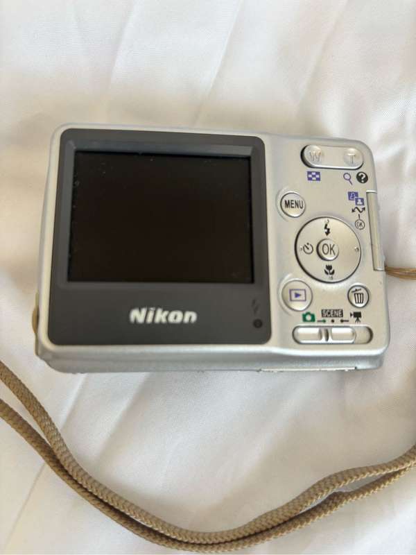 Nikon Coolpix L4, Camera bag, Memory Card M, Two Batteries