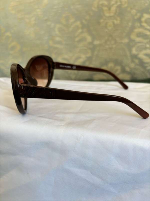 Steve Madden Sunglasses Brown PDSML1203-B S5355 BRN light scratches inside lense