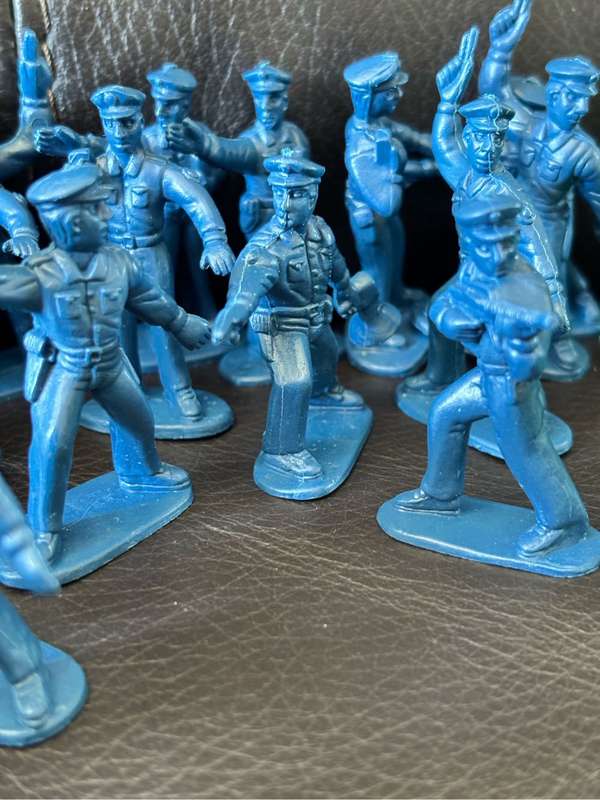 Toy Soldiers Plastic Vintage Blue 16 and Green 17