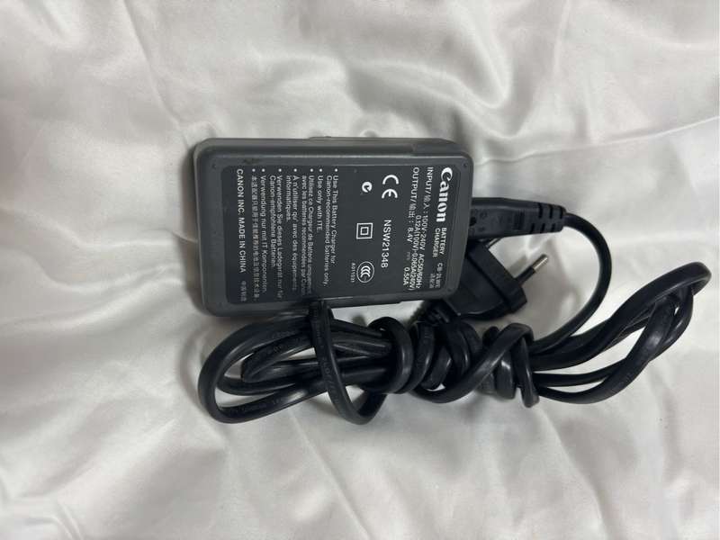 Canon Camera Battery Charger CB-2LWE 8.4v 0.55A