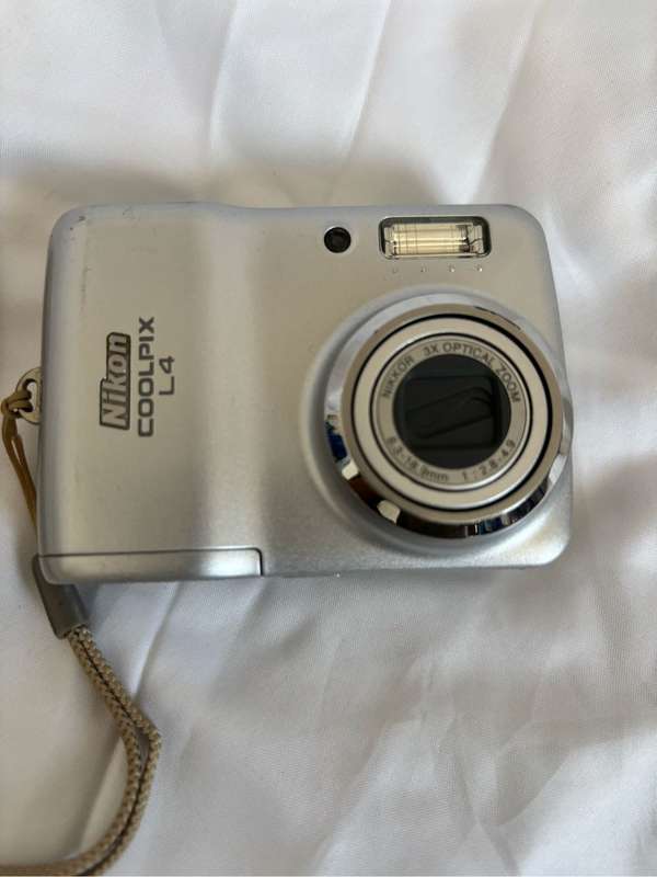 Nikon Coolpix L4, Camera bag, Memory Card M, Two Batteries