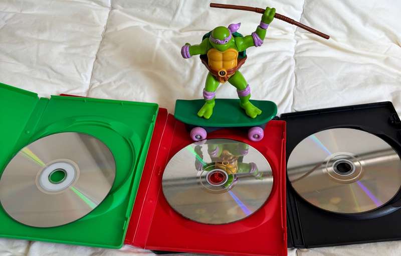 Teenage Mutant Ninja Turtles Donatello on Skateboard 20cm x 7cm and 3 DVDs