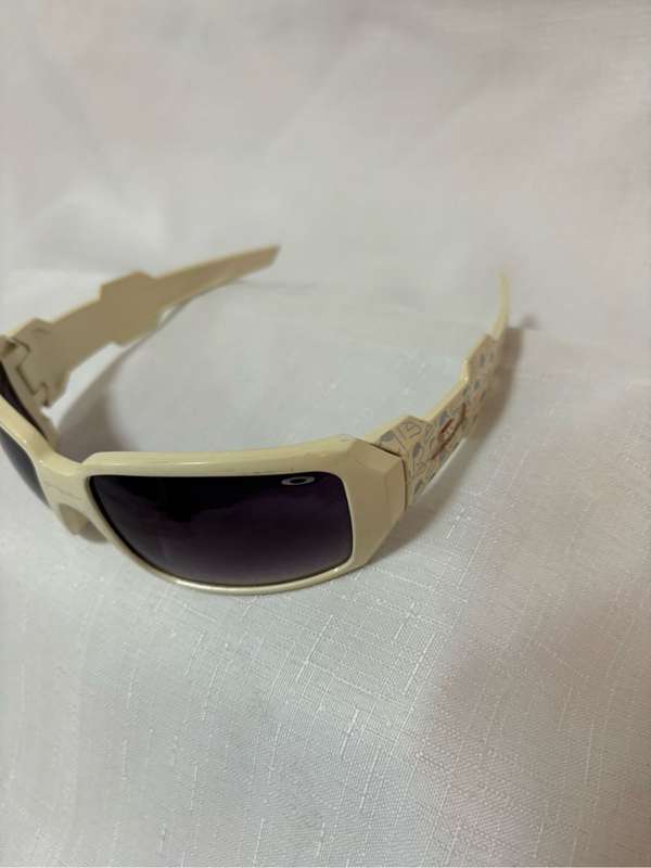 Oakley Sunglasses Unique Design and Pattern limited small crack see pics