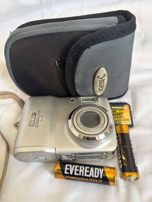 Nikon Coolpix L4, Camera bag, Memory Card M, Two Batteries