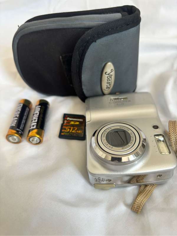 Nikon Coolpix L4, Camera bag, Memory Card M, Two Batteries
