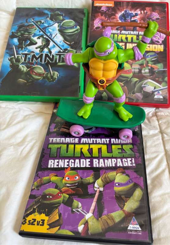 Teenage Mutant Ninja Turtles Donatello on Skateboard 20cm x 7cm and 3 DVDs