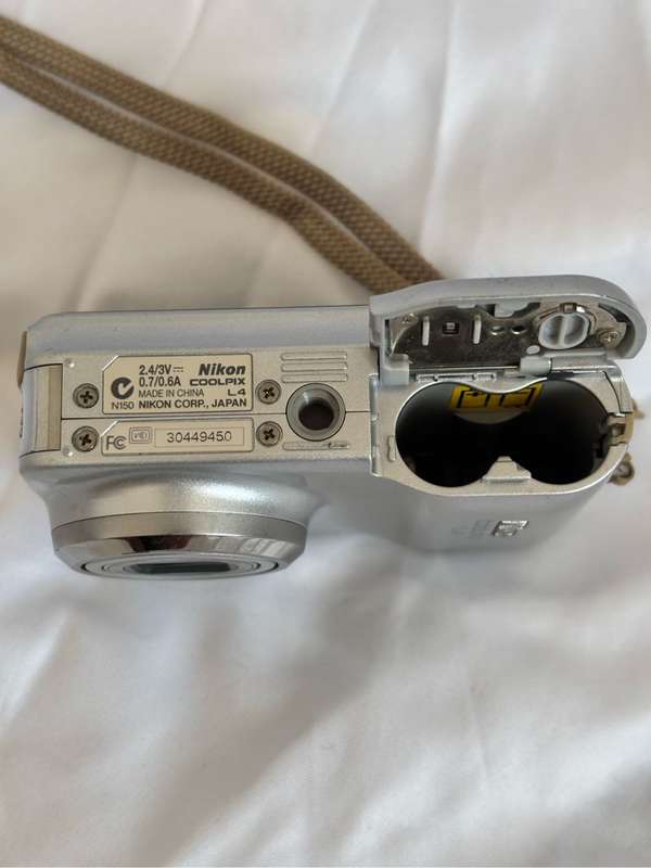 Nikon Coolpix L4, Camera bag, Memory Card M, Two Batteries