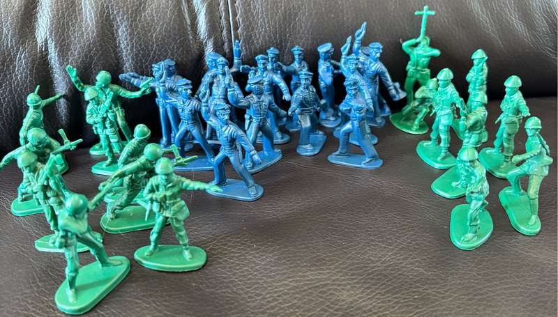 Toy Soldiers Plastic Vintage Blue 16 and Green 17