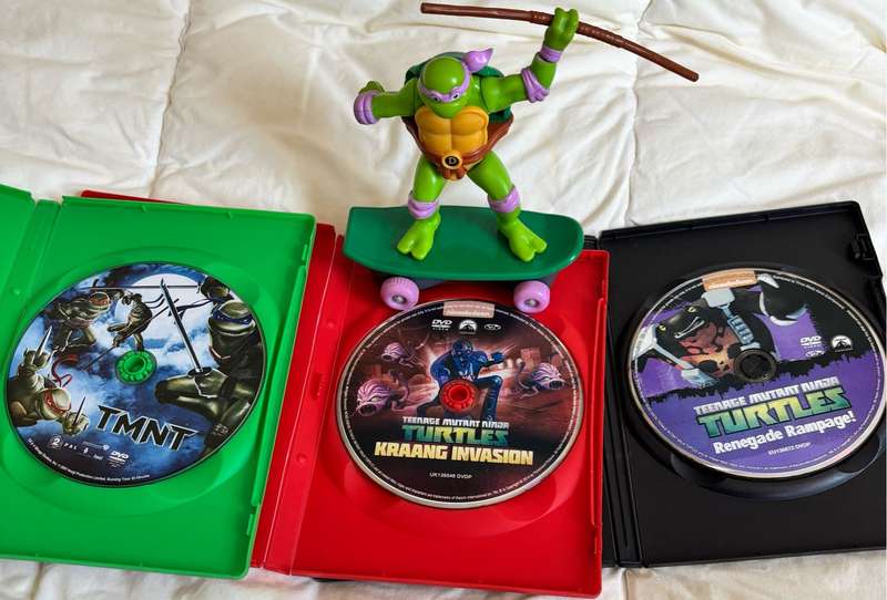 Teenage Mutant Ninja Turtles Donatello on Skateboard 20cm x 7cm and 3 DVDs