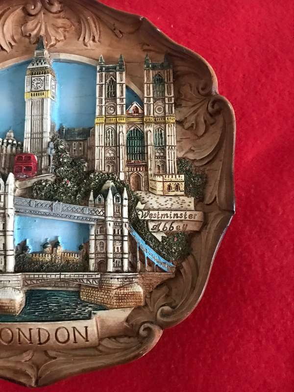 London Souvenir Rare Vintage 3D Colored Collectible Wall Plate hanging decore