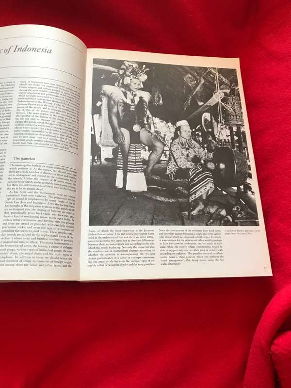vintage 1978 The Larousse Encyclopedia Of music 