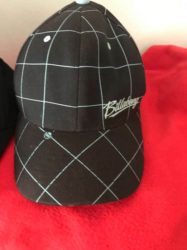 Billabong black and Ireland black cap Lot of 2