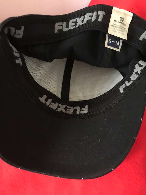 Billabong black and Ireland black cap Lot of 2