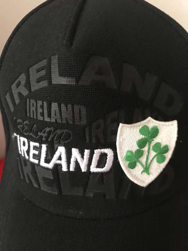 Billabong black and Ireland black cap Lot of 2