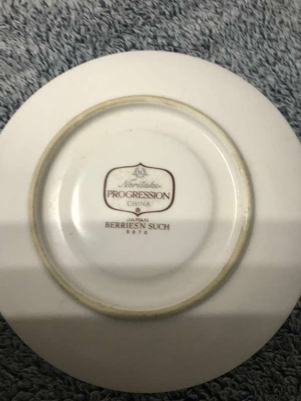 Noritake Progression Berries Such 9070 cups and sauces x5