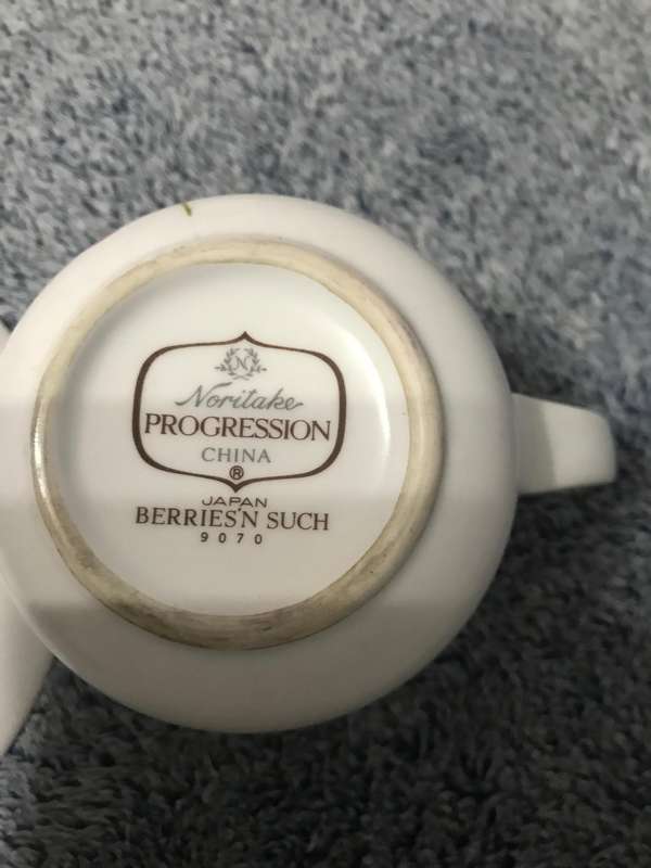 Noritake Progression Berries Such 9070 cups and sauces x5