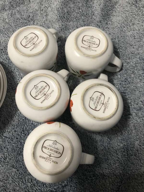 Noritake Progression Berries Such 9070 cups and sauces x5