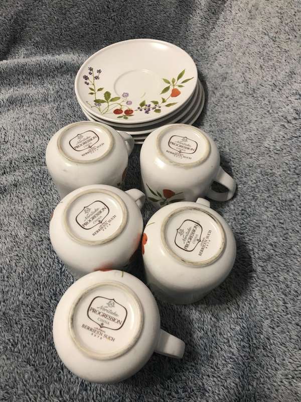 Noritake Progression Berries Such 9070 cups and sauces x5
