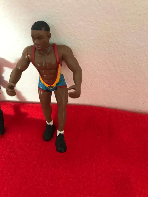 3 figurines movable legs and arms