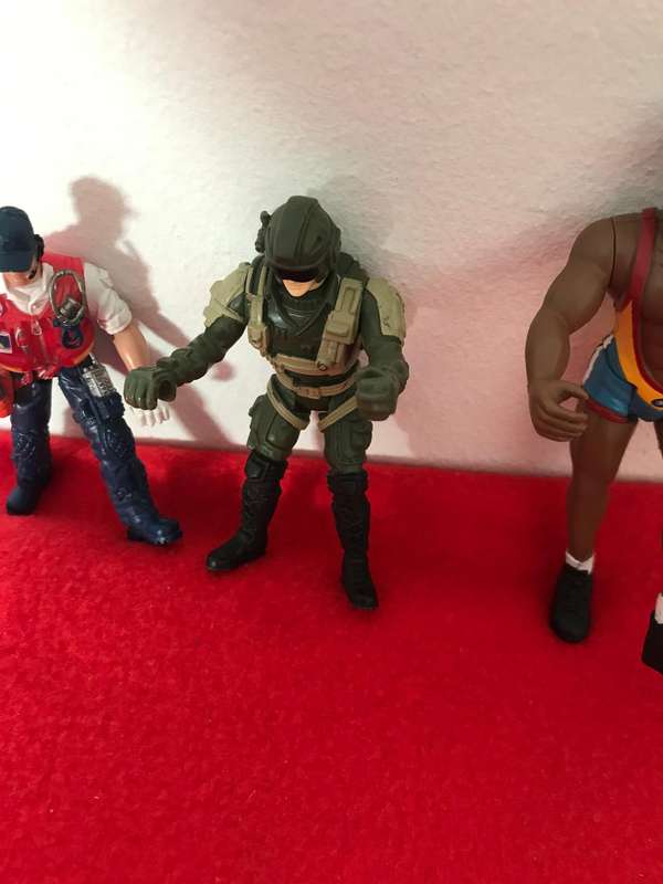 3 figurines movable legs and arms