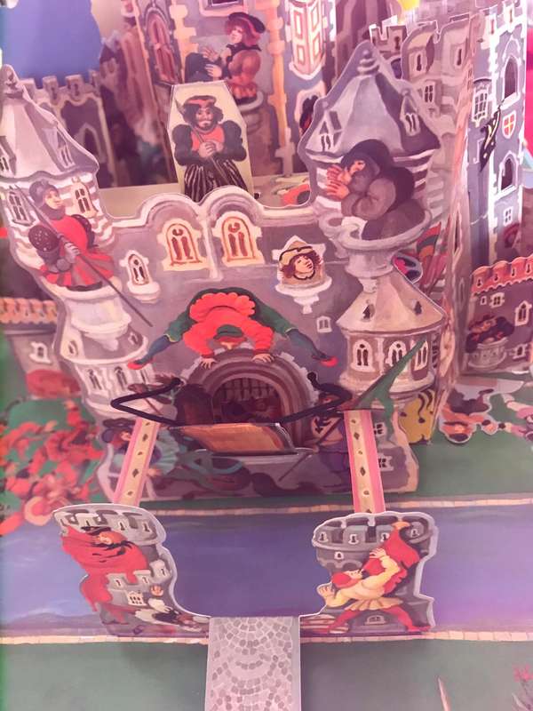 King Arthur's Camelot: A Pop-Up Castle and 3 Storybooks : Includes 4Stand-Up Figures