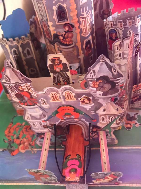 King Arthur's Camelot: A Pop-Up Castle and 3 Storybooks : Includes 4Stand-Up Figures