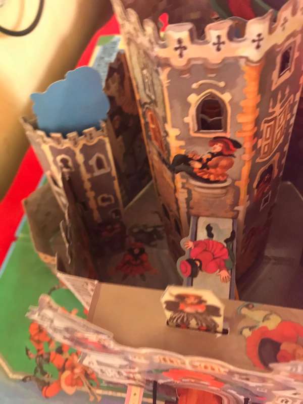 King Arthur's Camelot: A Pop-Up Castle and 3 Storybooks : Includes 4Stand-Up Figures