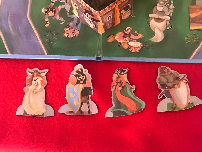 King Arthur's Camelot: A Pop-Up Castle and 3 Storybooks : Includes 4Stand-Up Figures