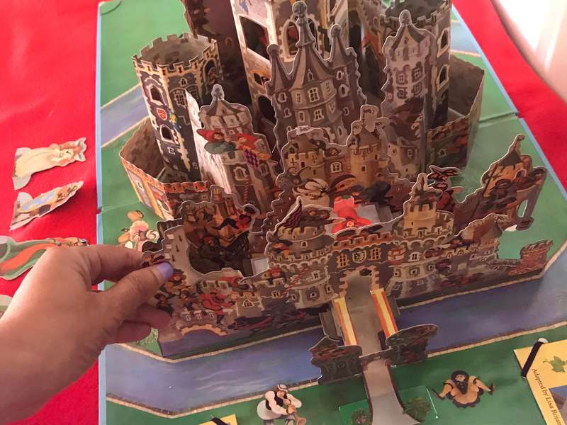 King Arthur's Camelot: A Pop-Up Castle and 3 Storybooks : Includes 4Stand-Up Figures
