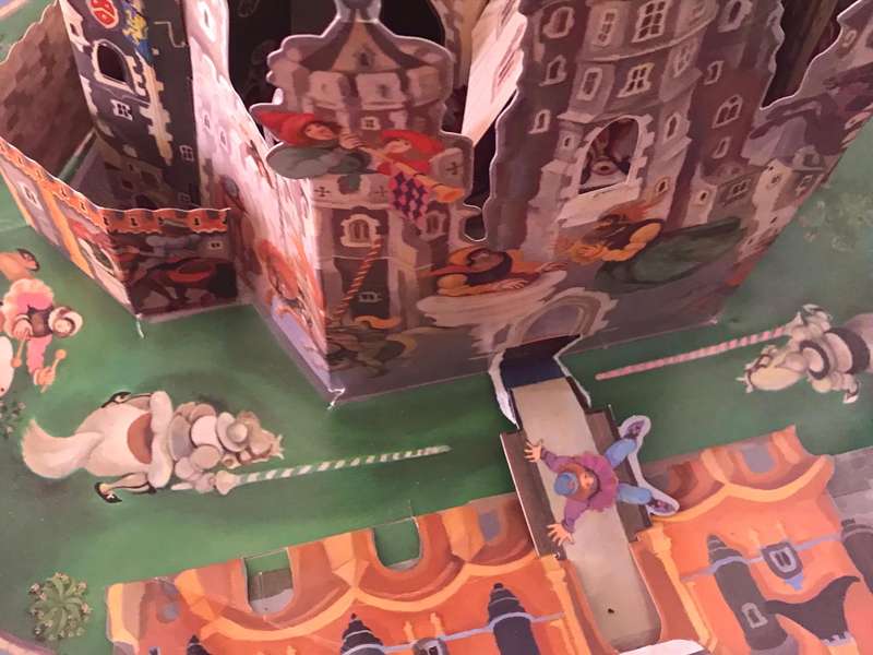 King Arthur's Camelot: A Pop-Up Castle and 3 Storybooks : Includes 4Stand-Up Figures