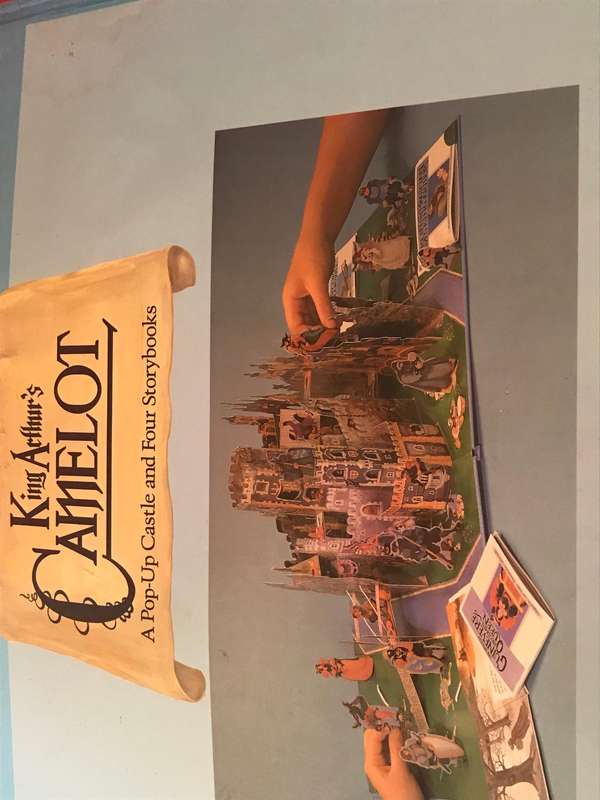 King Arthur's Camelot: A Pop-Up Castle and 3 Storybooks : Includes 4Stand-Up Figures