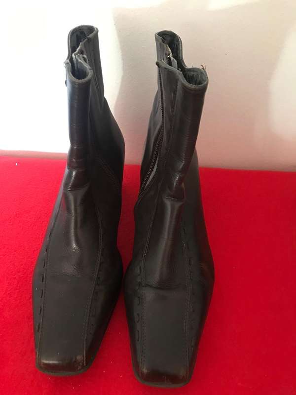 Leather ladies brown boots size 7 1/2