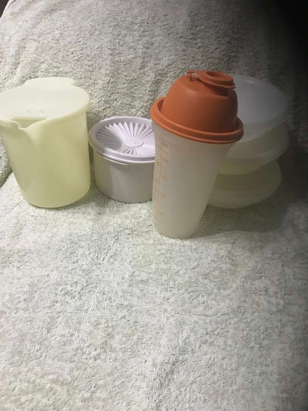 Tupperware set of 6