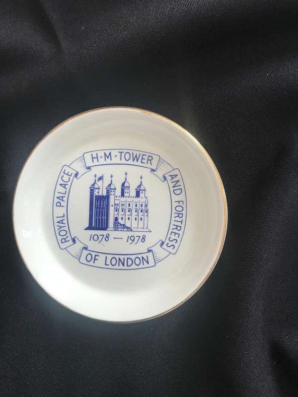 Royal Palace H.M. Tower and Fortress of London 1078-1978 Plate Set and  London ashtray