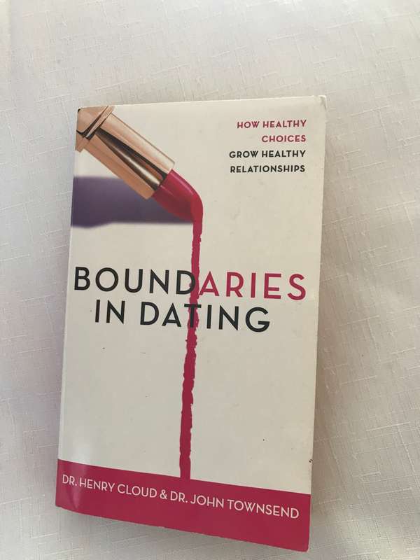 Boundaries in Dating by Dr. Henry CloudDr. John TownsendPaperback / Softback